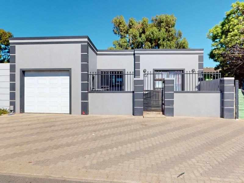 Move-In Ready Family Home with Pool, Modern Finishes & Secure Parking - Photo 3