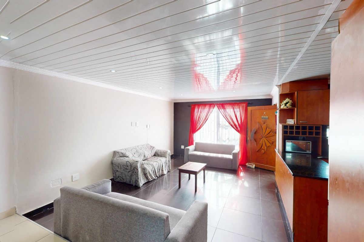 Move-In Ready Family Home with Pool, Modern Finishes & Secure Parking - Photo 5