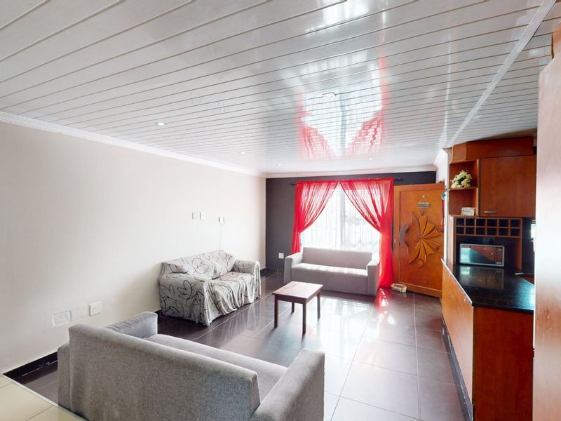 Move-In Ready Family Home with Pool, Modern Finishes & Secure Parking - Photo 5