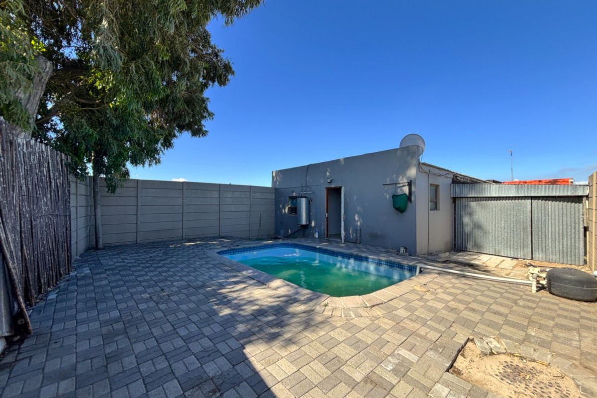 Move-In Ready Family Home with Pool, Modern Finishes & Secure Parking - Photo 2
