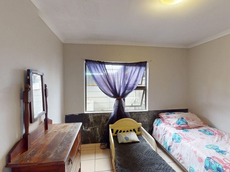 Move-In Ready Family Home with Pool, Modern Finishes & Secure Parking - Photo 10