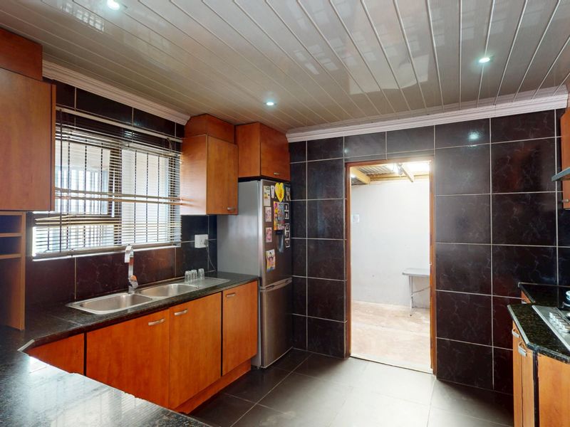 Move-In Ready Family Home with Pool, Modern Finishes & Secure Parking - Photo 7