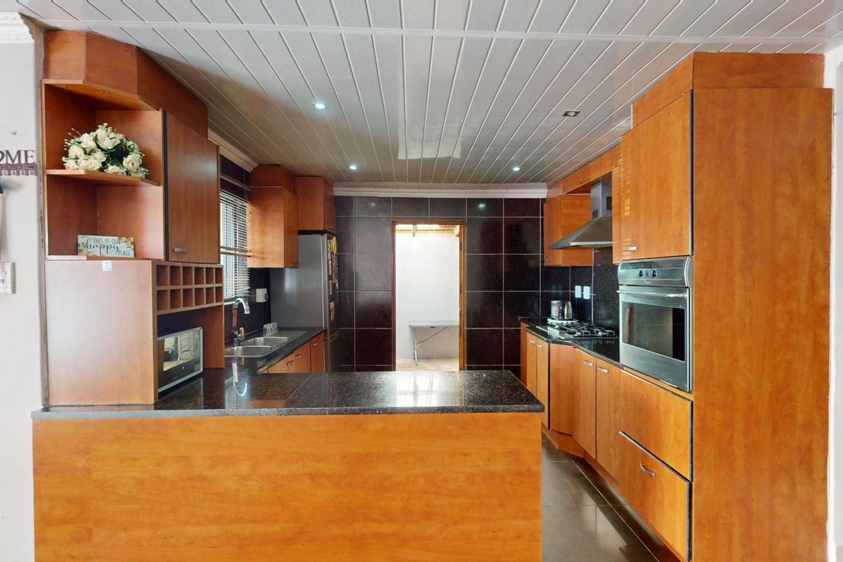 Move-In Ready Family Home with Pool, Modern Finishes & Secure Parking - Photo 4