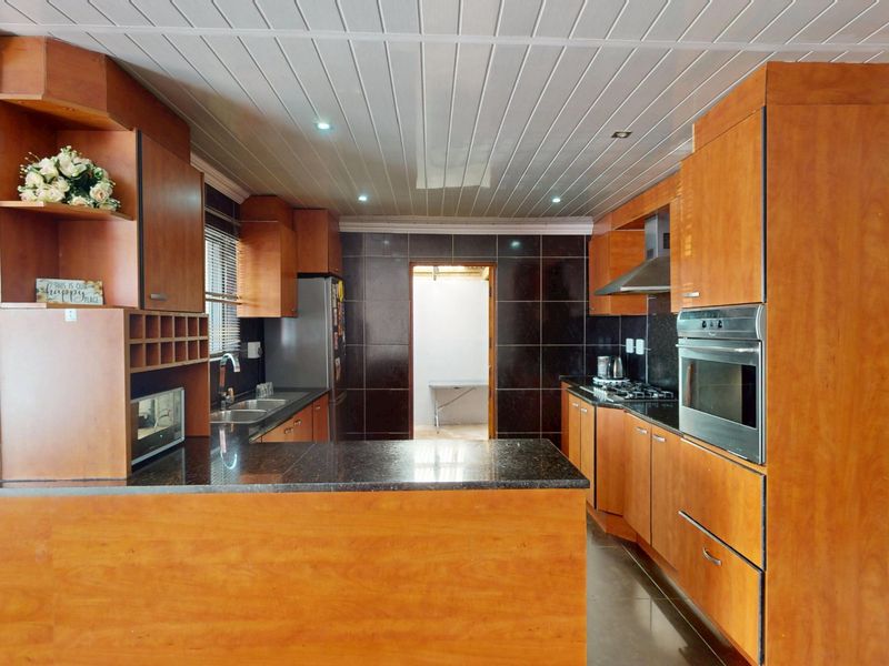 Move-In Ready Family Home with Pool, Modern Finishes & Secure Parking - Photo 4