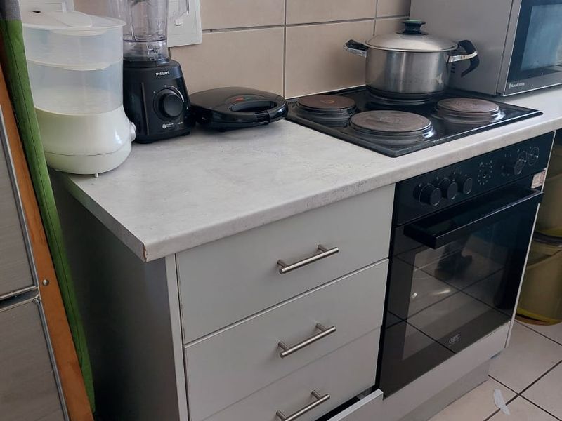 Two-Bedroom Apartment in Secure Complex - Photo 3