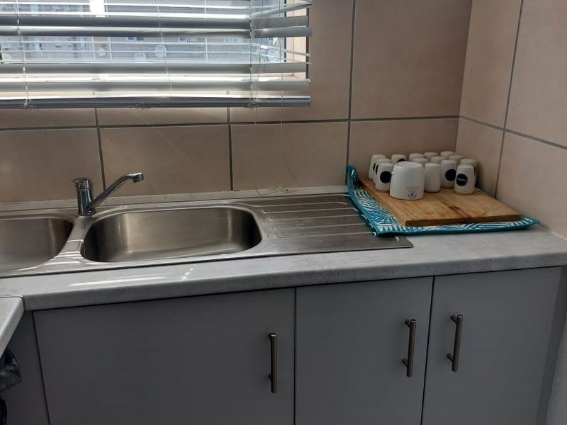 Two-Bedroom Apartment in Secure Complex - Photo 4