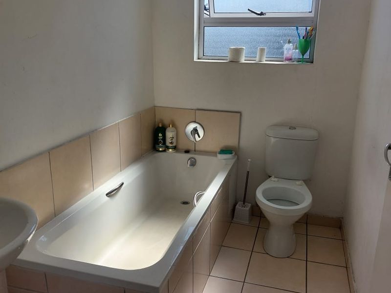 Two-Bedroom Apartment in Secure Complex - Photo 10