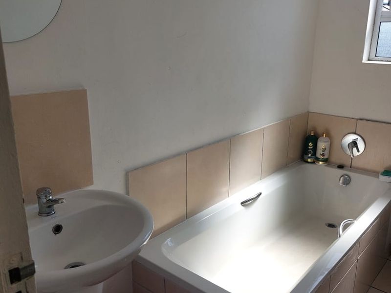 Two-Bedroom Apartment in Secure Complex - Photo 9