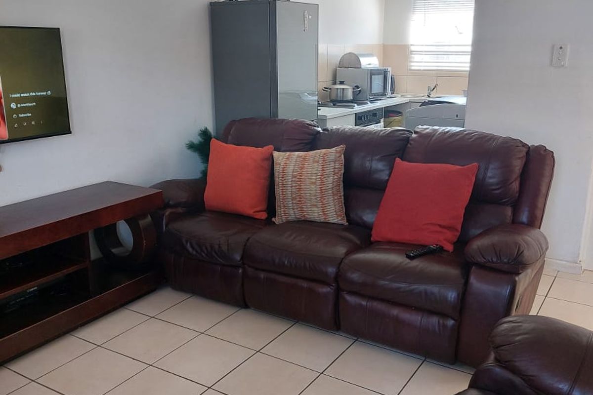 Two-Bedroom Apartment in Secure Complex - Photo 2