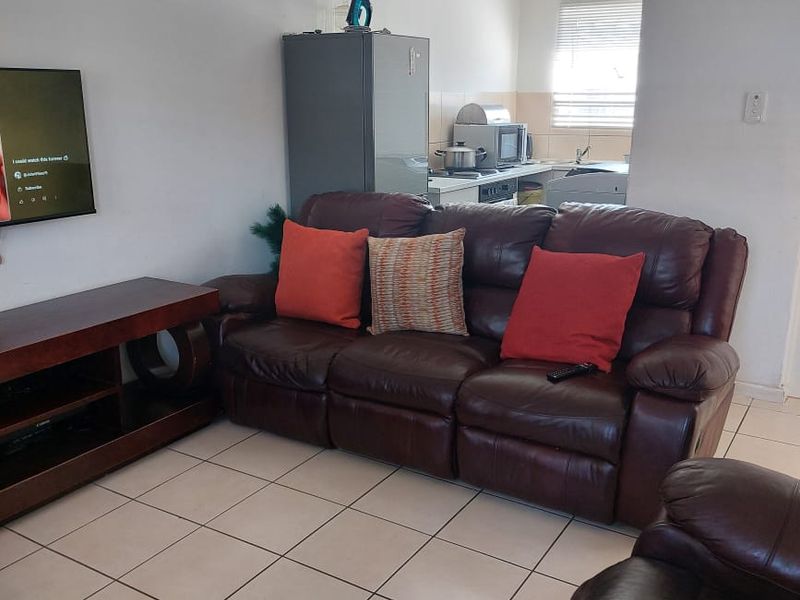 Two-Bedroom Apartment in Secure Complex - Photo 2