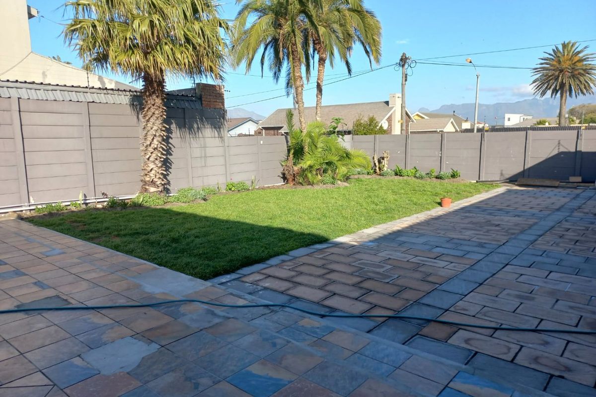 Luxury Vlei-Side Living in Zeekoevlei – An Exceptional 5-Bedroom Residence - Photo 5