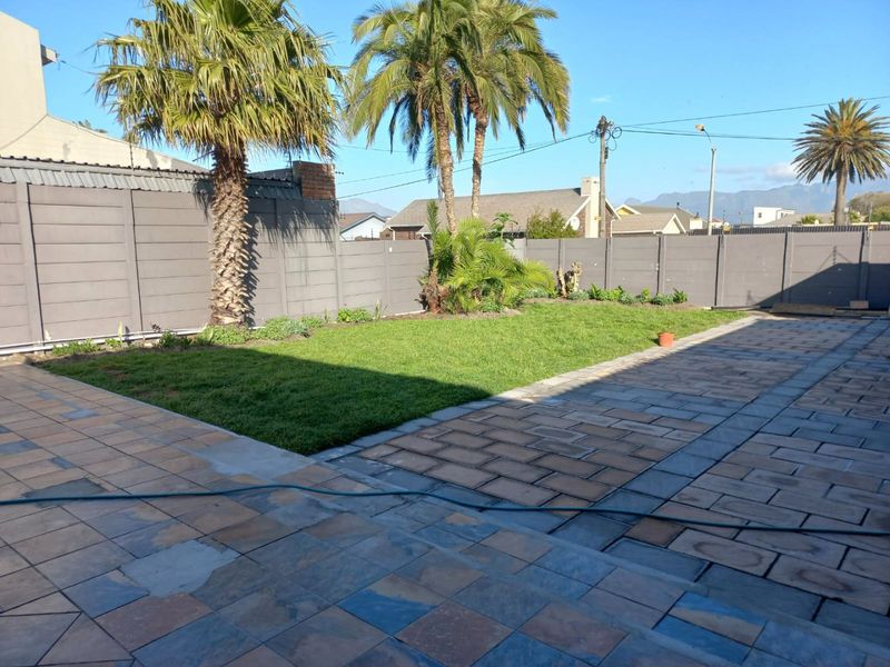 Luxury Vlei-Side Living in Zeekoevlei – An Exceptional 5-Bedroom Residence - Photo 5