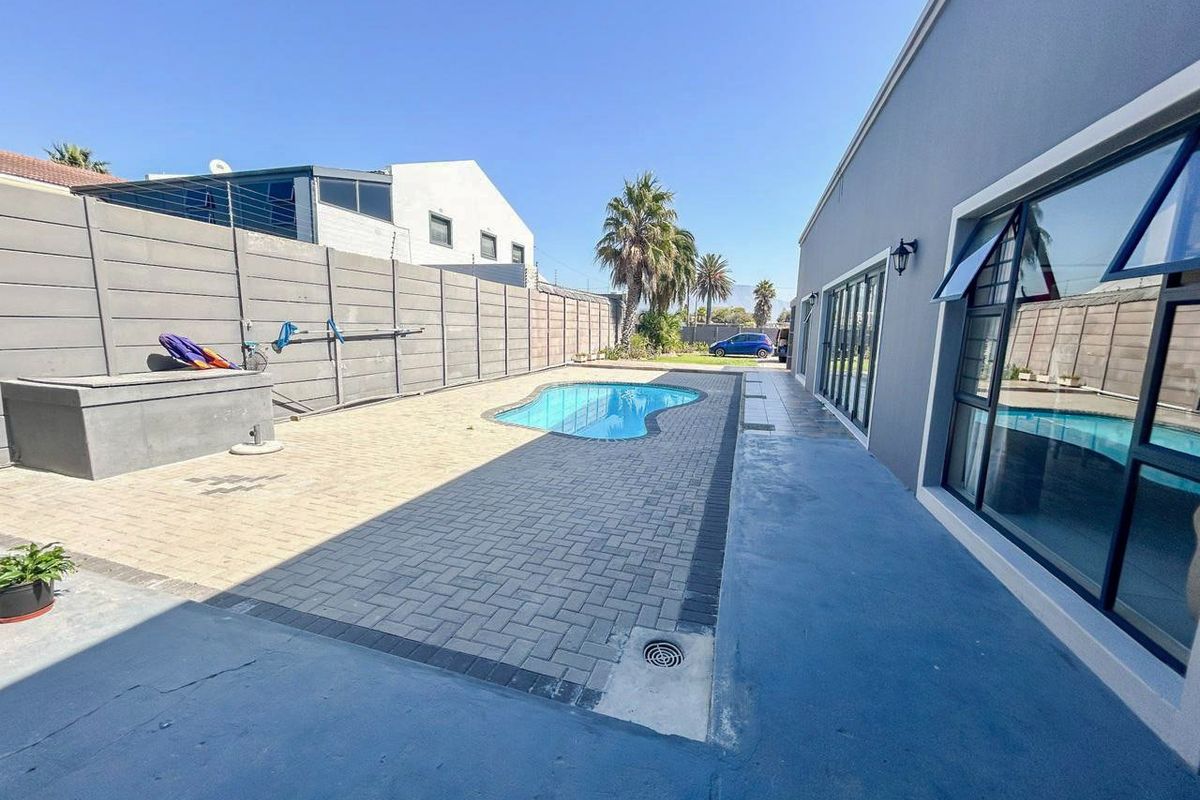 Luxury Vlei-Side Living in Zeekoevlei – An Exceptional 5-Bedroom Residence - Photo 4