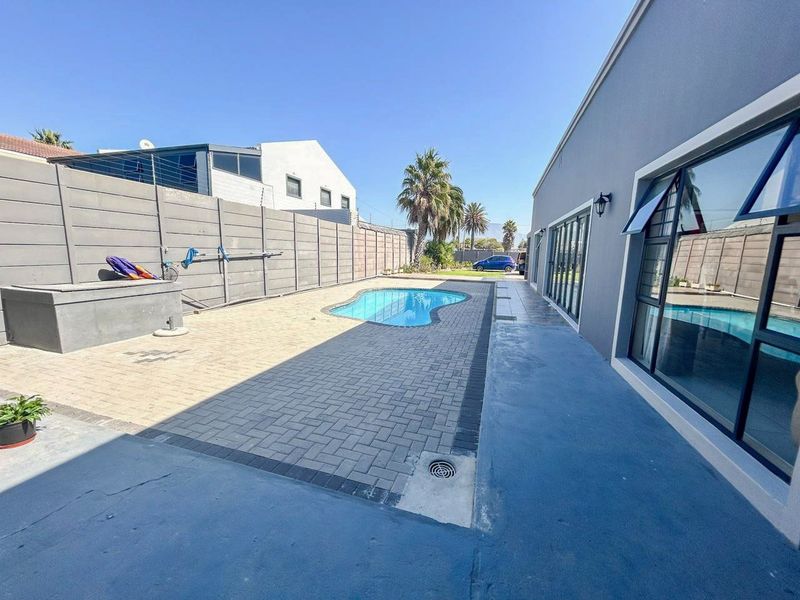 Luxury Vlei-Side Living in Zeekoevlei – An Exceptional 5-Bedroom Residence - Photo 4