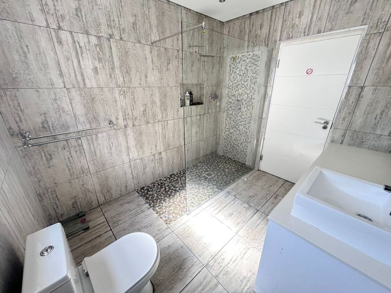 Luxury Vlei-Side Living in Zeekoevlei – An Exceptional 5-Bedroom Residence - Photo 10