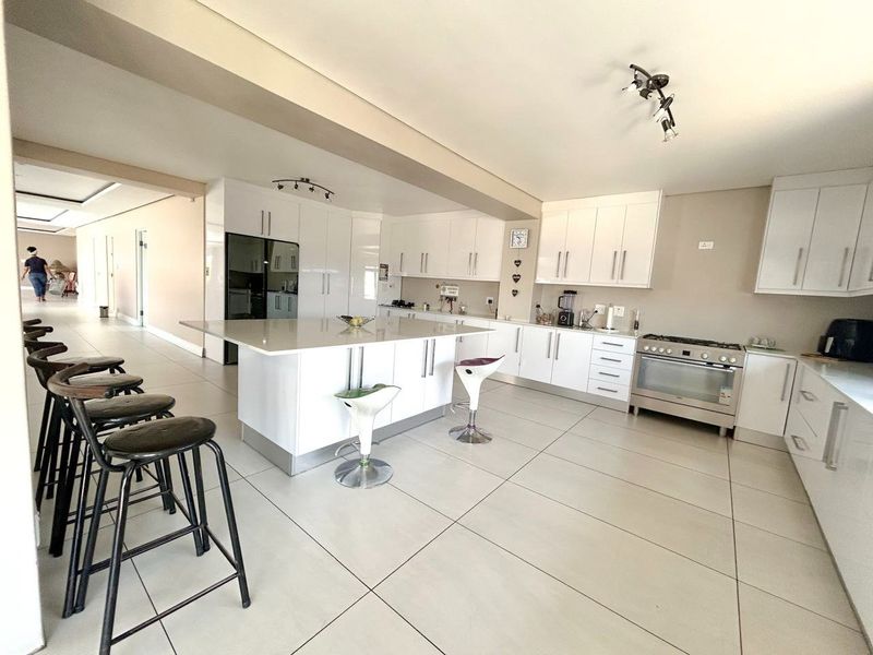 Luxury Vlei-Side Living in Zeekoevlei – An Exceptional 5-Bedroom Residence - Photo 9