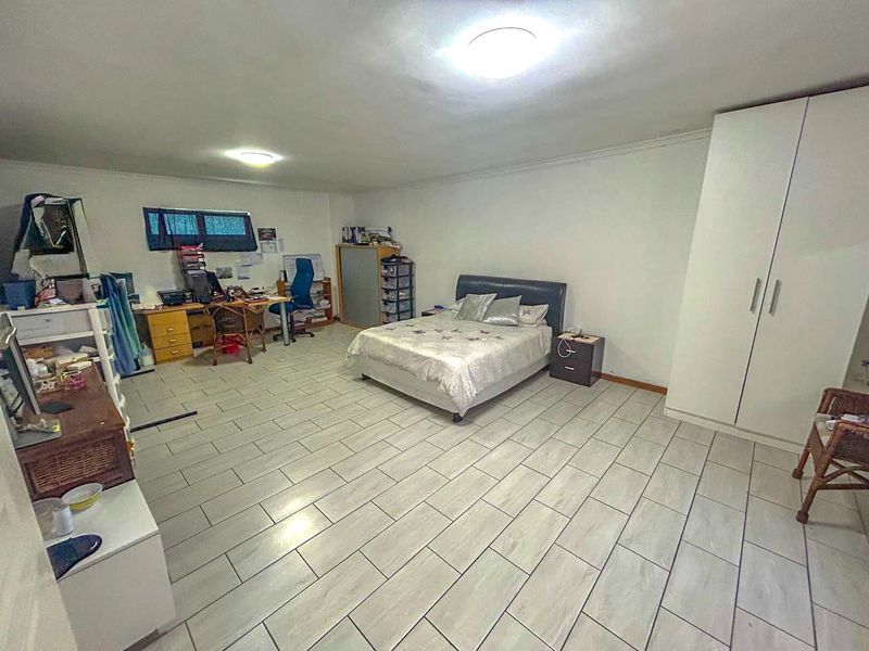 Luxury Vlei-Side Living in Zeekoevlei – An Exceptional 5-Bedroom Residence - Photo 8