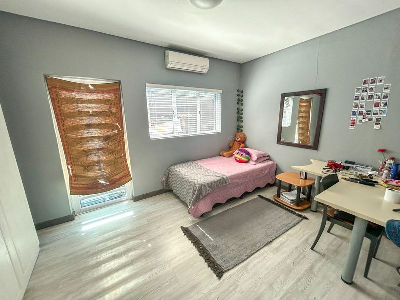 Luxury Vlei-Side Living in Zeekoevlei – An Exceptional 5-Bedroom Residence - Photo 7