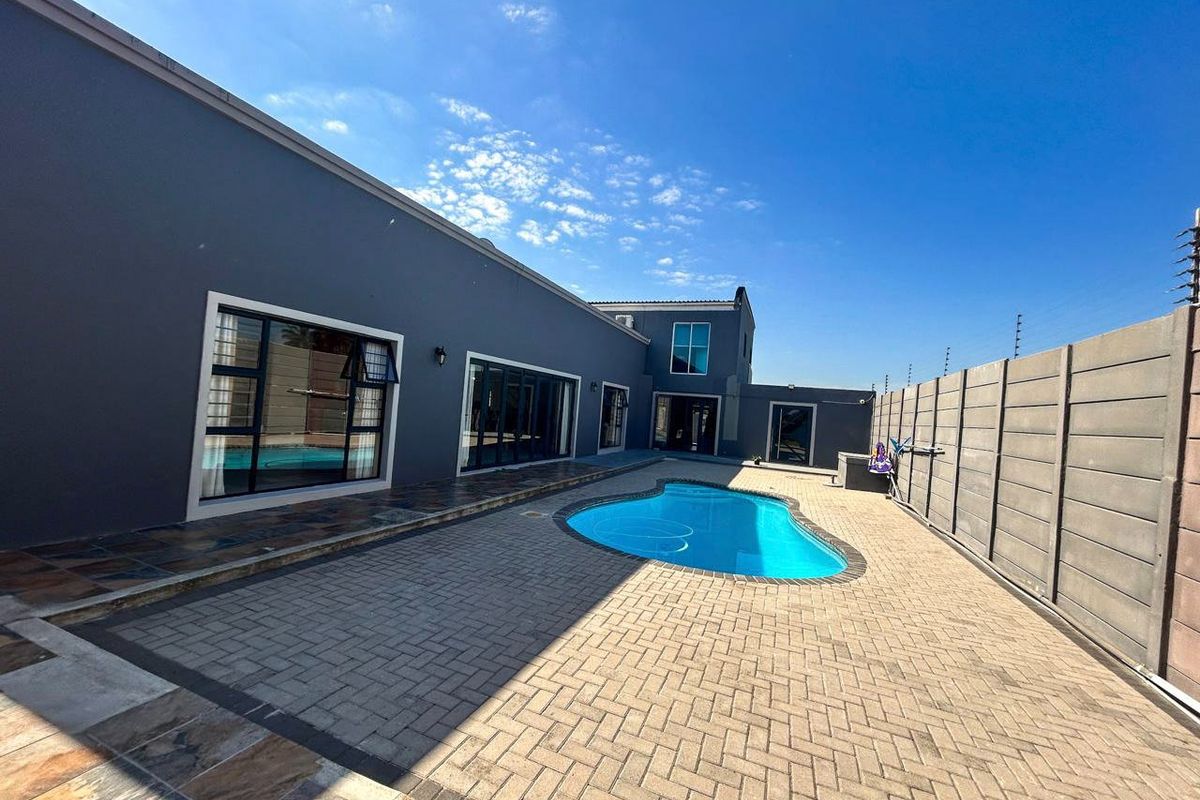 Luxury Vlei-Side Living in Zeekoevlei – An Exceptional 5-Bedroom Residence - Photo 3