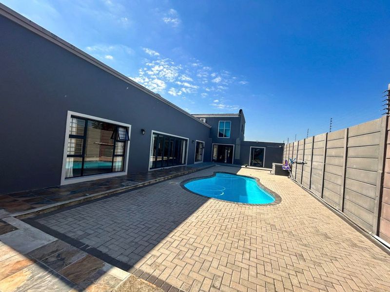 Luxury Vlei-Side Living in Zeekoevlei – An Exceptional 5-Bedroom Residence - Photo 3