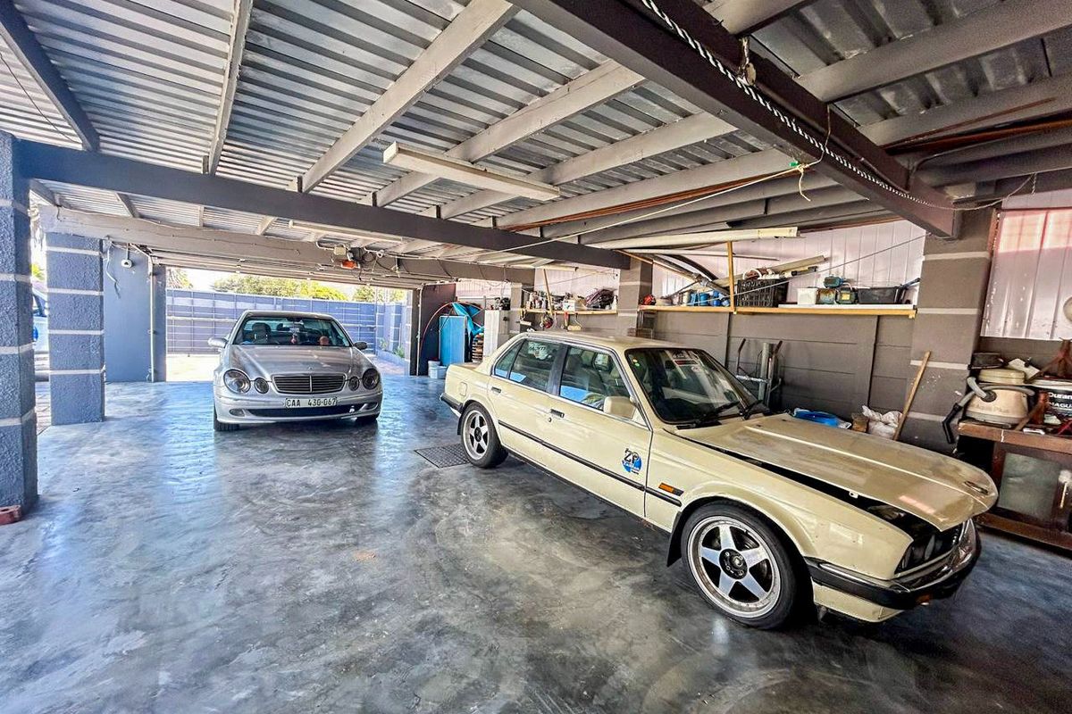 Luxury Vlei-Side Living in Zeekoevlei – An Exceptional 5-Bedroom Residence - Photo 2