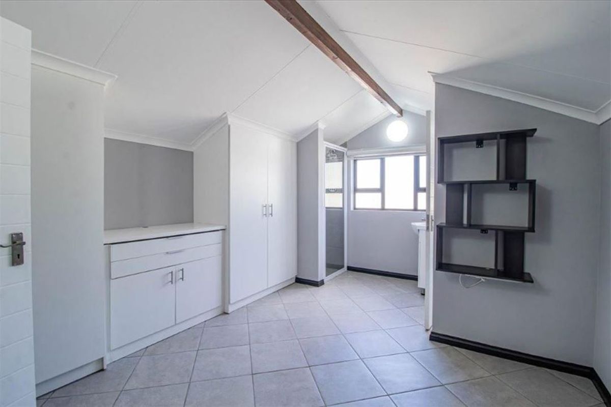 Charming Family Home with Spacious Living Areas - Photo 3