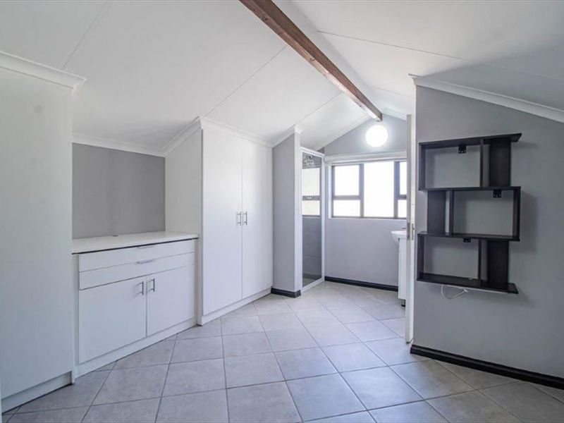 Charming Family Home with Spacious Living Areas - Photo 3