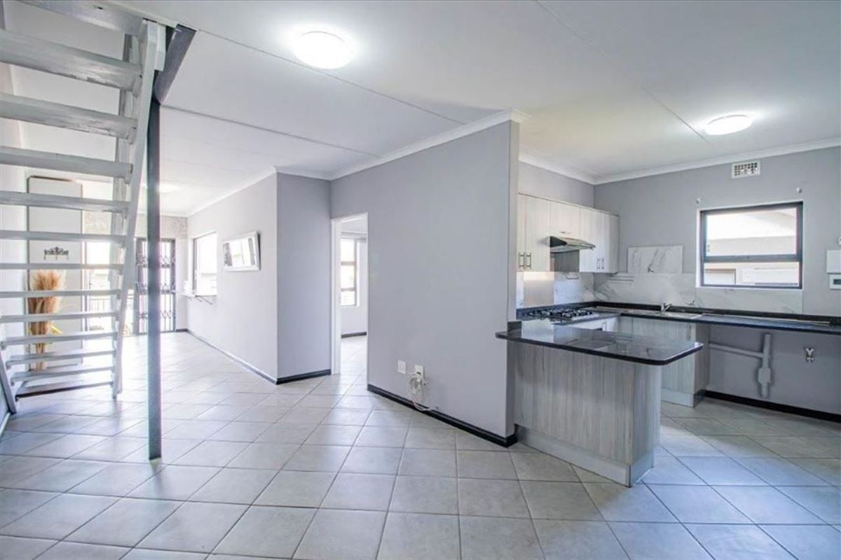 Charming Family Home with Spacious Living Areas - Photo 2