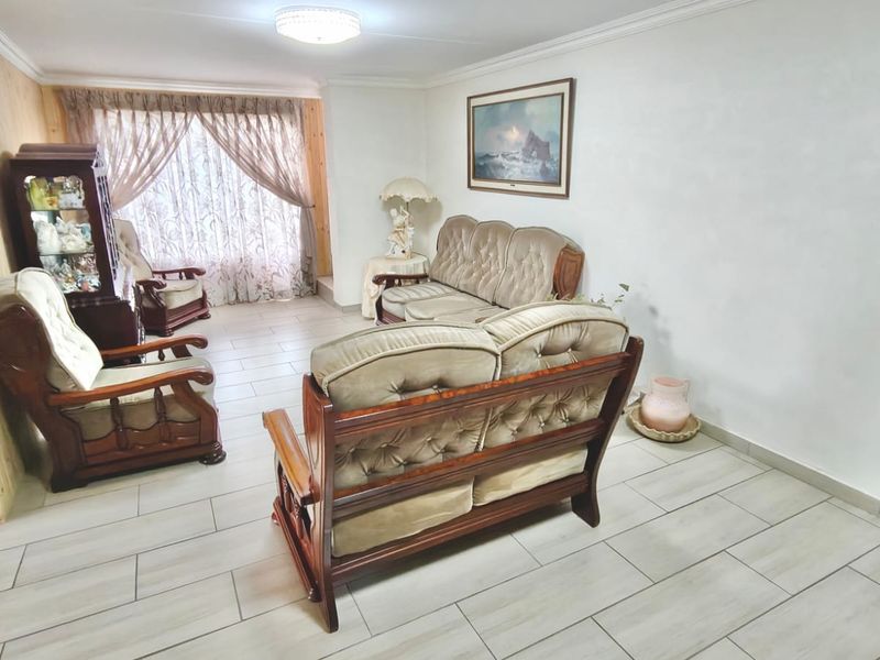 Newly Renovated Home with Dam Views in Vaal Marina - Photo 7