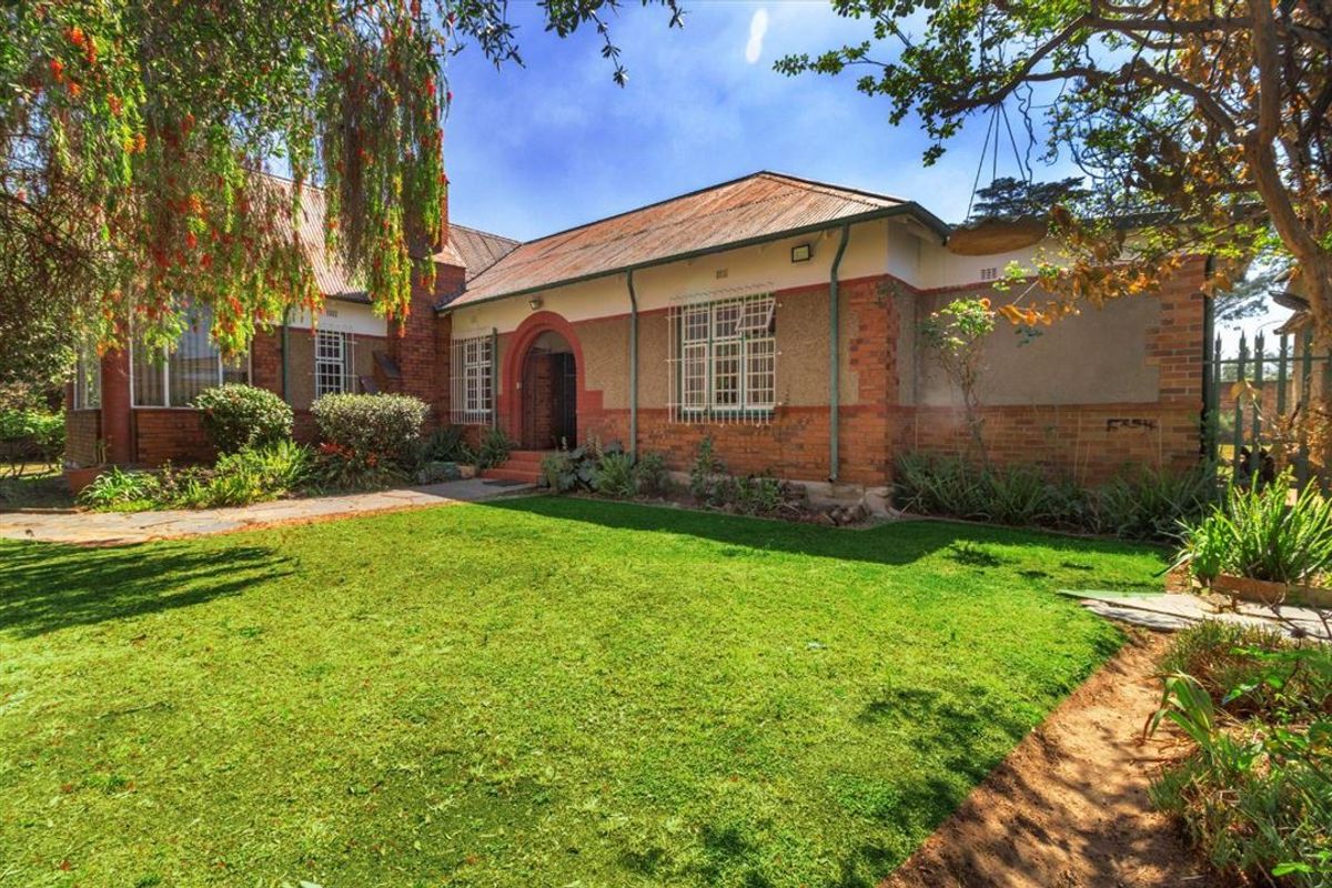 Spacious Family Home with Excellent Features - Photo 3