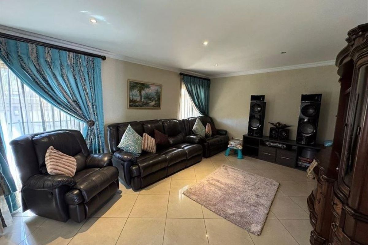 Spacious Family Home with Granny Flat and Pool - Photo 2