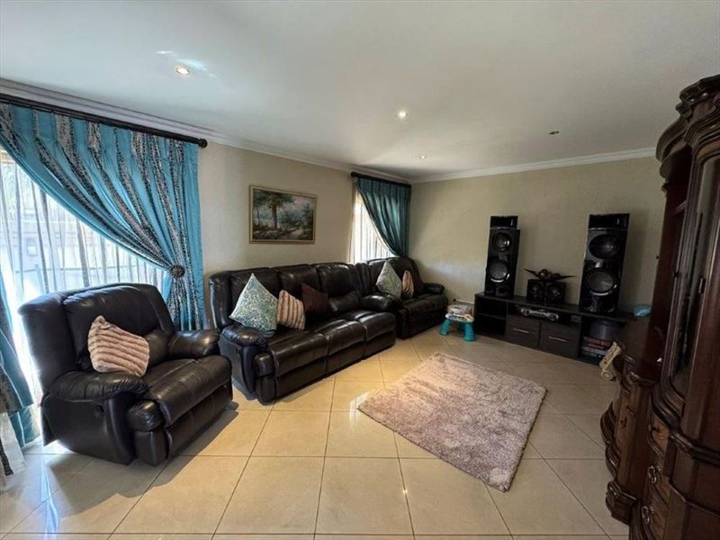 Spacious Family Home with Granny Flat and Pool - Photo 2