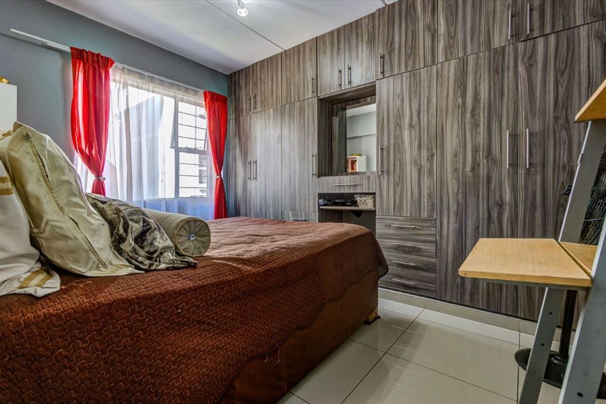 Comfortable and Functional Two-Bedroom Home - Photo 3