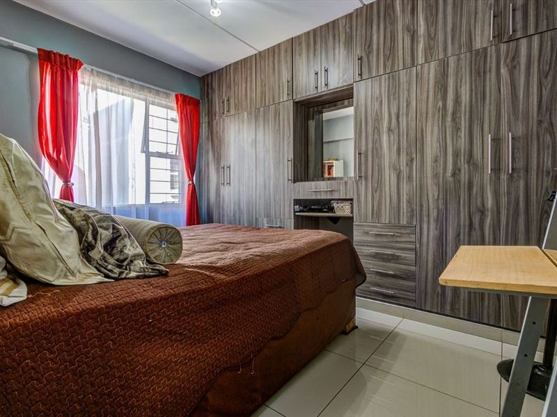 Comfortable and Functional Two-Bedroom Home - Photo 3