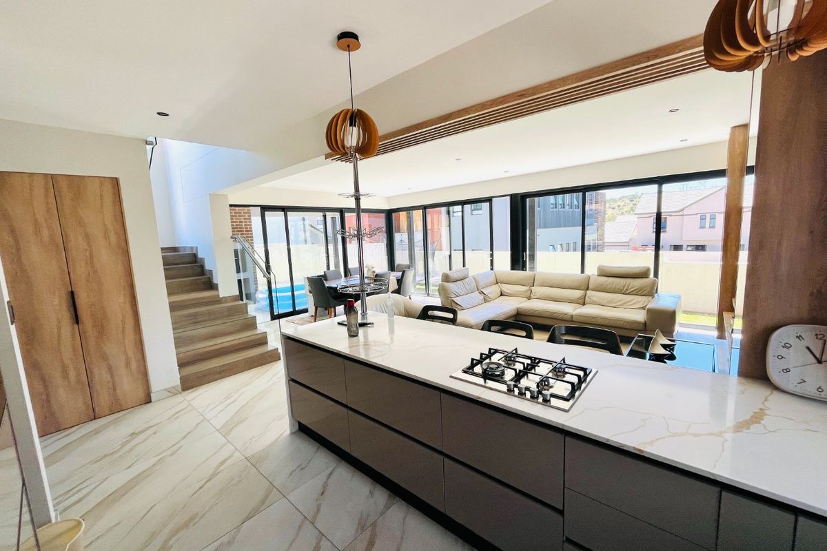 3 bedroom & 2.5 bathroom house in The Hills  - Photo 2