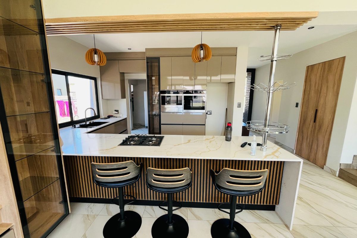 3 bedroom & 2.5 bathroom house in The Hills  - Photo 5