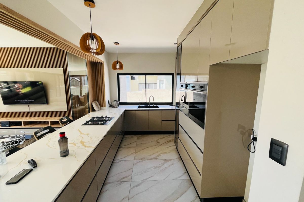 3 bedroom & 2.5 bathroom house in The Hills  - Photo 3