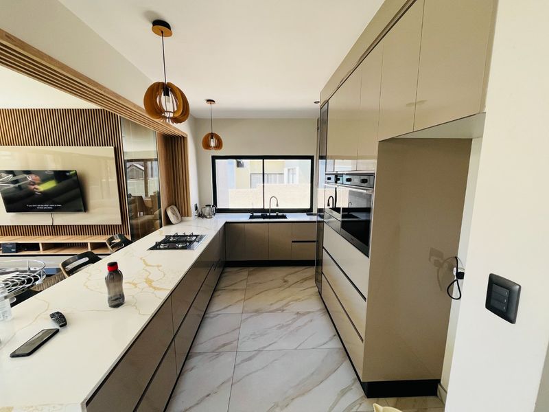 3 bedroom & 2.5 bathroom house in The Hills  - Photo 3