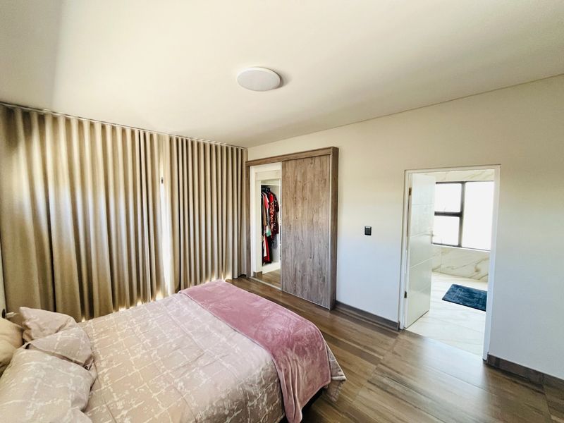 3 bedroom & 2.5 bathroom house in The Hills  - Photo 9