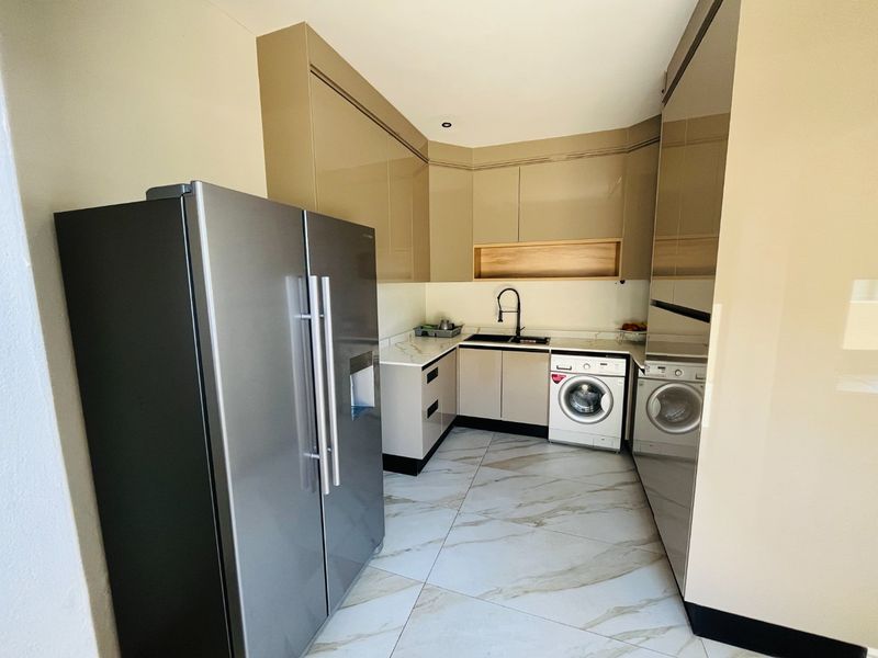 3 bedroom & 2.5 bathroom house in The Hills  - Photo 4