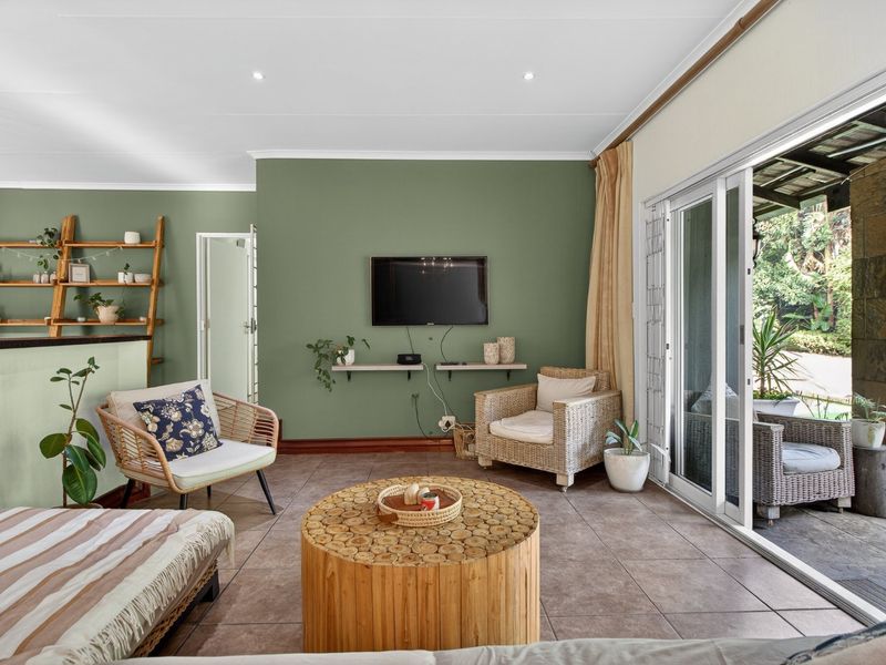 A Private Family Sanctuary with Space to Live and Entertain - Photo 2