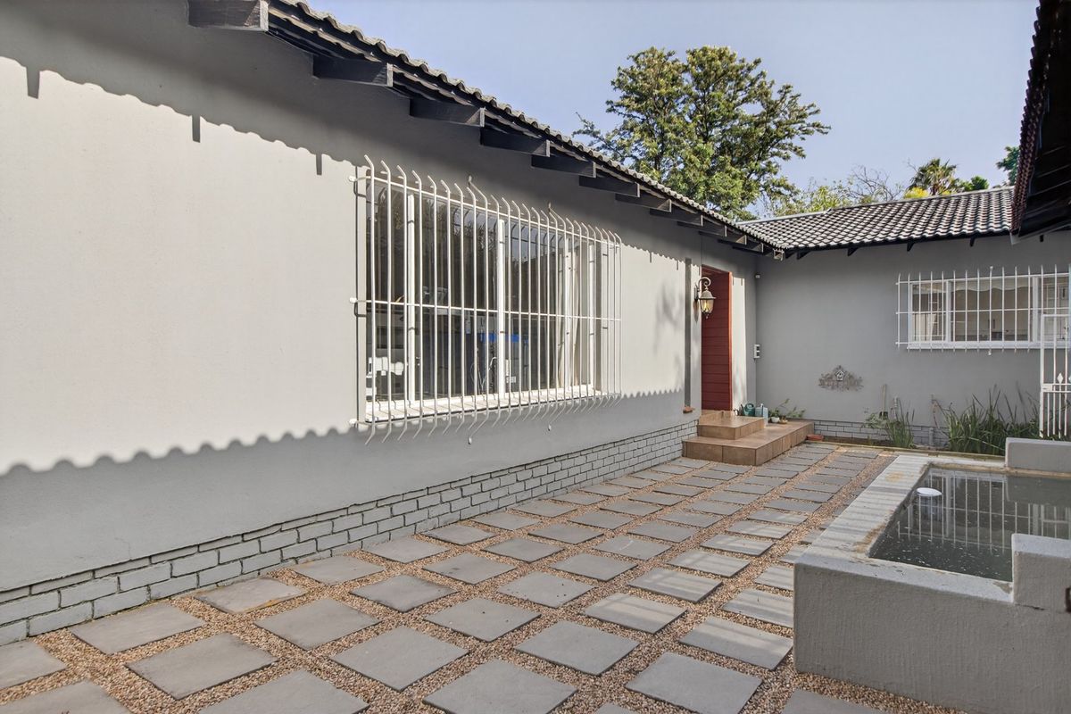 A Private Family Sanctuary with Space to Live and Entertain - Photo 5