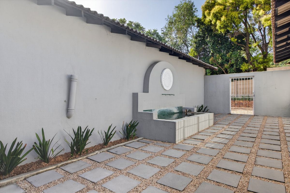 A Private Family Sanctuary with Space to Live and Entertain - Photo 4