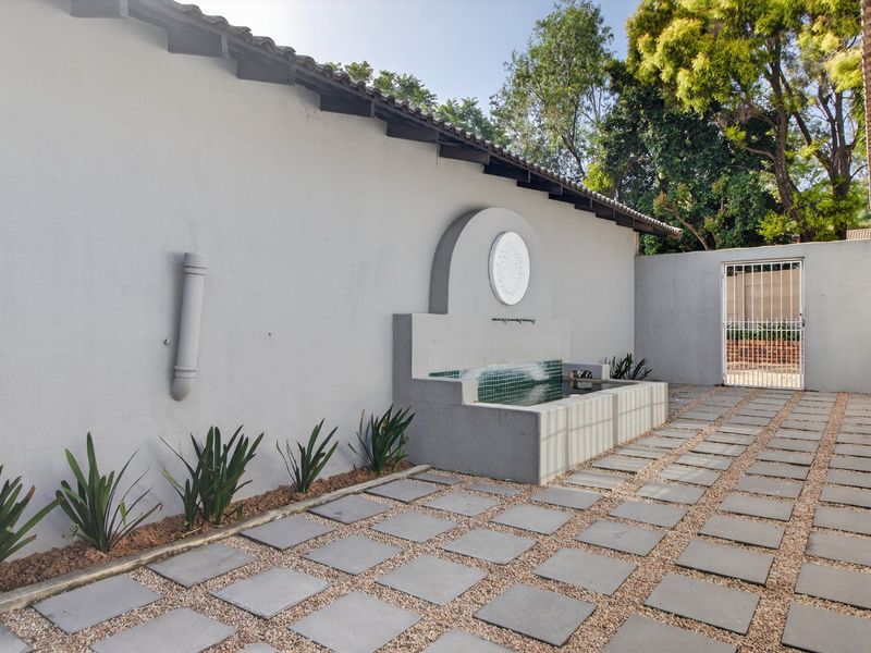 A Private Family Sanctuary with Space to Live and Entertain - Photo 4