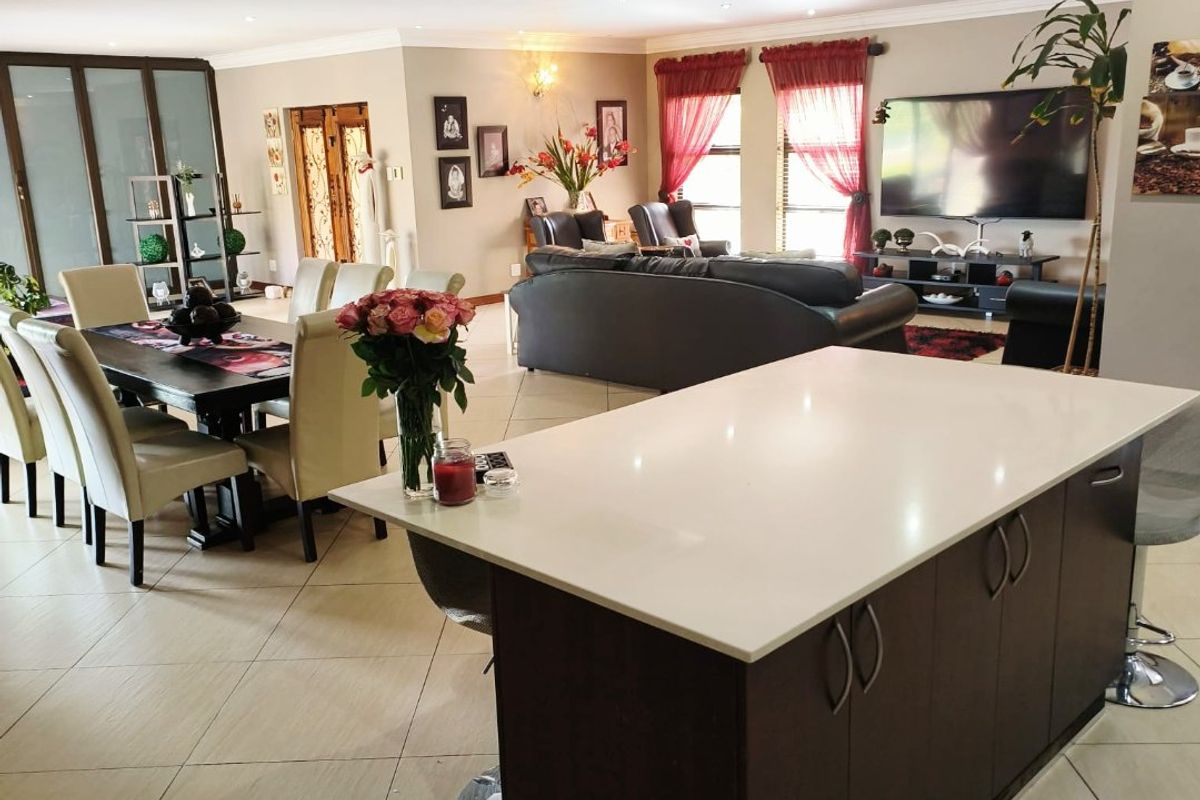 Luxury Living with Exceptional Versatility in Wilkoppies, Klerksdorp - Photo 4