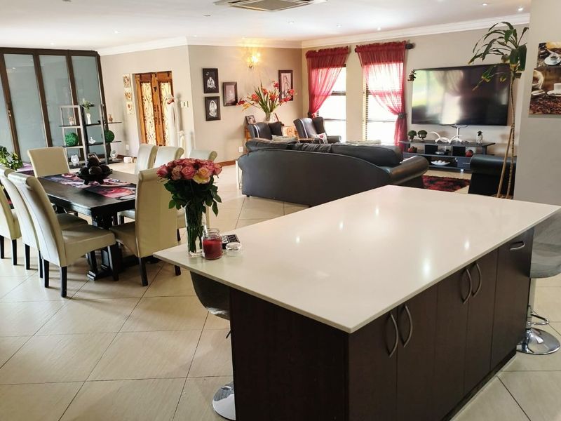 Luxury Living with Exceptional Versatility in Wilkoppies, Klerksdorp - Photo 4