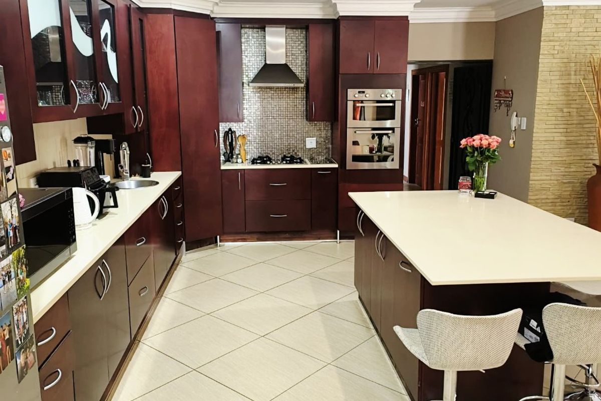 Luxury Living with Exceptional Versatility in Wilkoppies, Klerksdorp - Photo 3