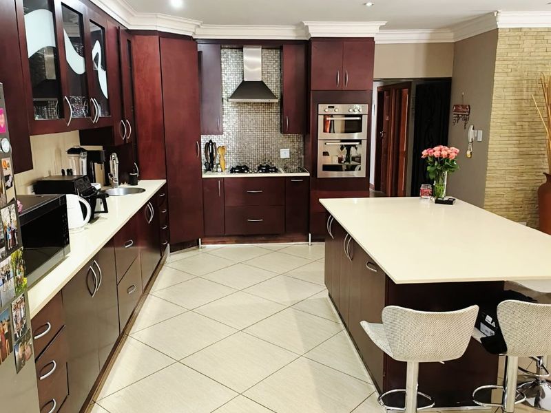 Luxury Living with Exceptional Versatility in Wilkoppies, Klerksdorp - Photo 3