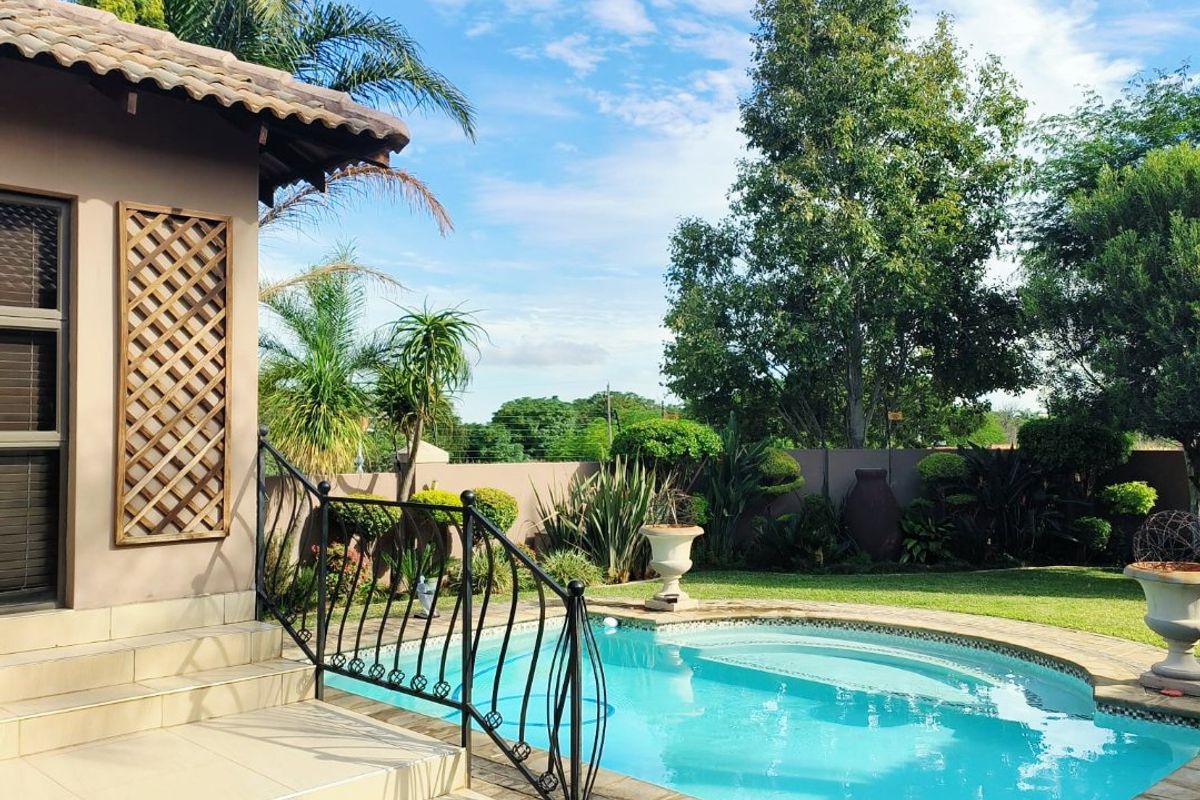 Luxury Living with Exceptional Versatility in Wilkoppies, Klerksdorp - Photo 2