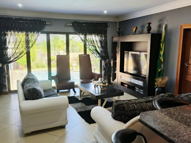 Luxury Living with Exceptional Versatility in Wilkoppies, Klerksdorp - Photo 9